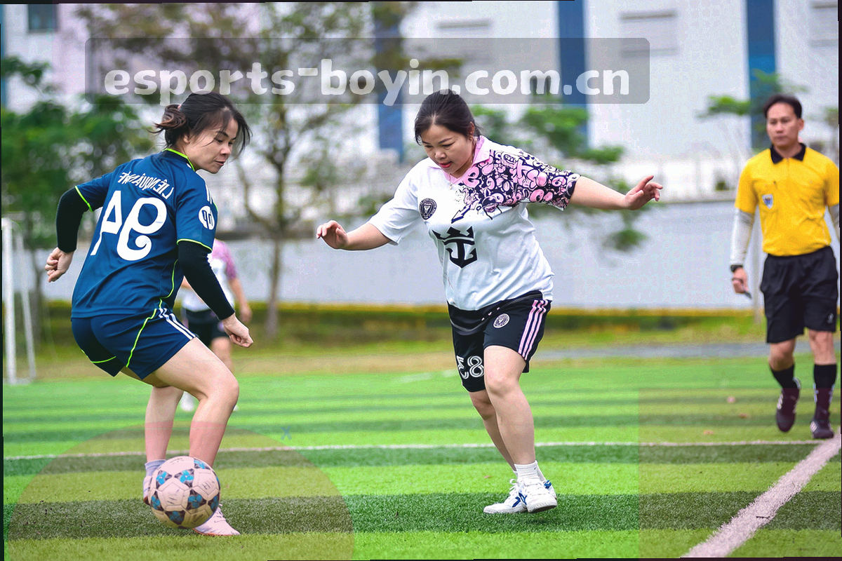 冷光灯下的安静走廊与屏幕光晕，画面不代表任何具体机构场所